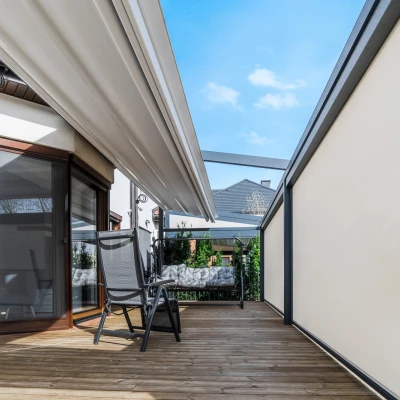 pergola-materialowa-duza-rolety-boczne-jasne-6.webp