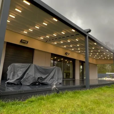 pergola-materialowa-szara-dlugi-taras-2.webp