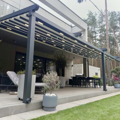 pergola-materialowa-szara-nowoczesny-dom-w-lesie-3.webp