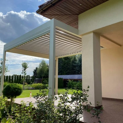 Pergola-lamelowa-jasna-wejscie-1.webp