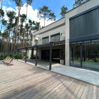 pergola-materialowa-szara-duza-w-lesie-1.webp