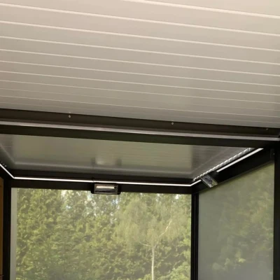 Pergola-lamelowa-zakryte-meble-5.webp