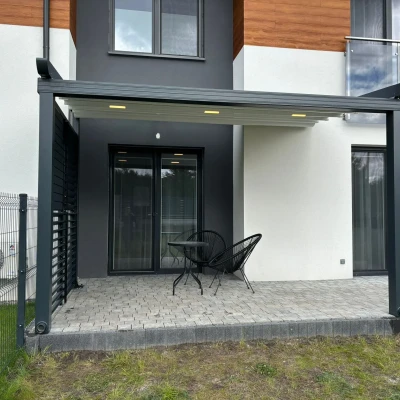 pergola-materialowa-szara-z-szybami-2.webp