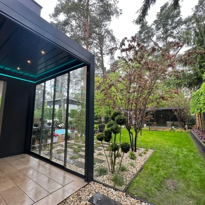 Pergola-lamelowa-niebieskie-ledy-3.webp