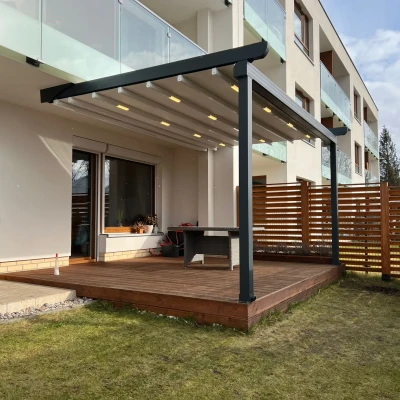 pergola-materialowa-szara-drewno-taras2-2.webp