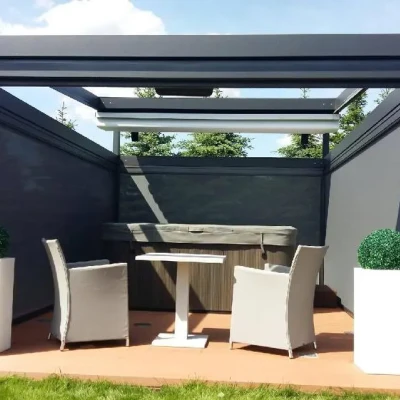 pergola-materialowa-szara-wolnostojaca-szare-rolety-boczne-1.webp