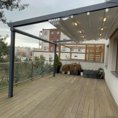 pergola-materialowa-szara-w-bloku-na-tarasie-4.webp
