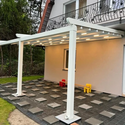 pergola-materialowa-jasna-basen-1.webp