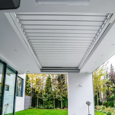 Pergola-lamelowa-wdachu-biala-3.webp