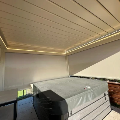 Pergola-lamelowa-jasna-rolety-jacuzzy-4.webp