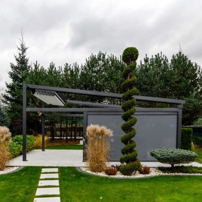 pergola-materialowa-szara-wolnostojaca-z-jacuzzi-3.webp
