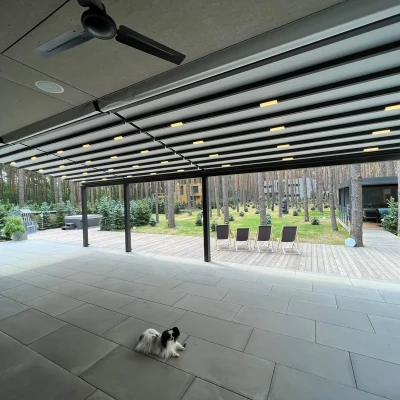pergola-materialowa-szara-duza-w-lesie-5.webp