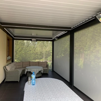 Pergola-lamelowa-zakryte-meble-2.webp