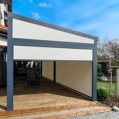 pergola-materialowa-duza-rolety-boczne-jasne-2.webp
