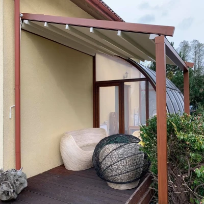pergola-materialowa-orzechowe-drewno-1.webp