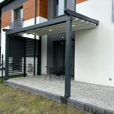 pergola-materialowa-szara-z-szybami-4.webp