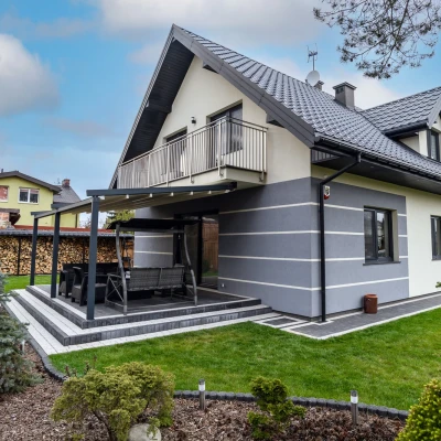 pergola-materialowa-szara-pasy-dom-1.webp