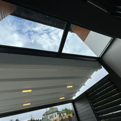 pergola-materialowa-szara-z-szybami-1.webp