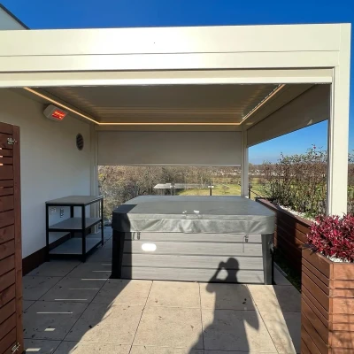 Pergola-lamelowa-jasna-rolety-jacuzzy-2.webp