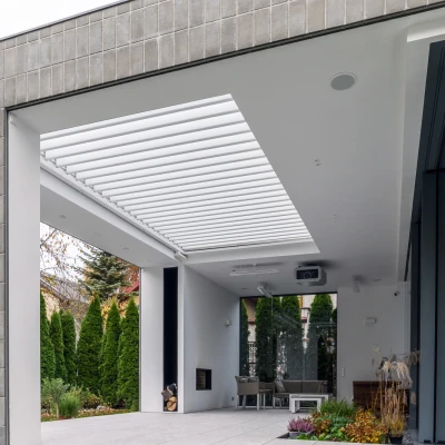 Pergola-lamelowa-wdachu-biala-2.webp