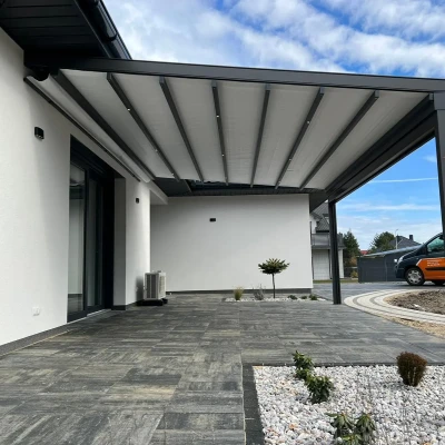 pergola-materialowa-szara-kamienie-1.webp