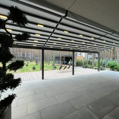 pergola-materialowa-szara-duza-w-lesie-2.webp