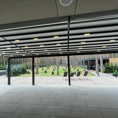 pergola-materialowa-szara-duza-w-lesie-4.webp