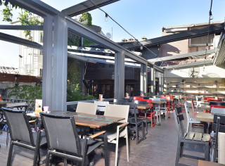 Realizacja horeca, zabudowa tarasu, ogródek restauracyjny, szyby przesuwne, pergola lamelowa