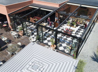 Realizacja horeca, zabudowa tarasu, ogródek restauracyjny, szyby przesuwne, pergola lamelowa