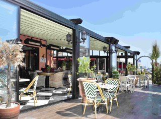 Realizacja horeca, zabudowa tarasu, ogródek restauracyjny, szyby przesuwne, pergola lamelowa