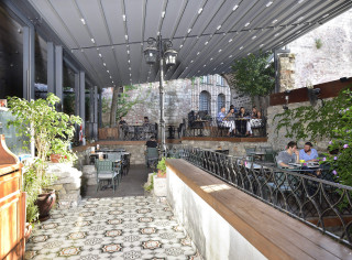 Realizacja horeca, zabudowa tarasu, ogródek restauracyjny, szyby przesuwne, pergola lamelowa