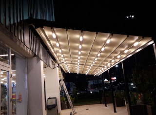 Realizacja horeca, zabudowa tarasu, ogródek restauracyjny, szyby przesuwne, pergola lamelowa