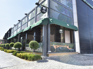 Realizacja horeca, zabudowa tarasu, ogródek restauracyjny, szyby przesuwne, pergola lamelowa