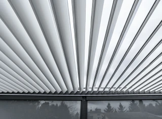 Pergola-lamelowa-wolna-refle-1.webp