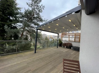 pergola-materialowa-szara-w-bloku-na-tarasie-5.webp