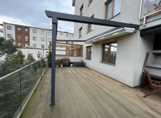 pergola-materialowa-szara-w-bloku-na-tarasie-7.webp