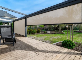 pergola-materialowa-duza-rolety-boczne-jasne-10.webp