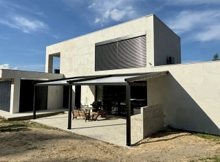 pergola-materialowa-szara-minimal-dom-3.webp