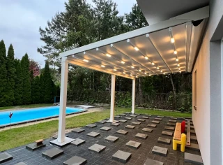 pergola-materialowa-jasna-basen-3.webp