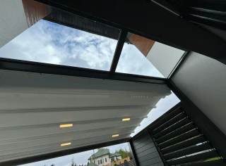 pergola-materialowa-szara-z-szybami-1.webp
