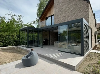 Pergola-lamelowa-ogrodzimowy-przesuwaneszyby-3.webp