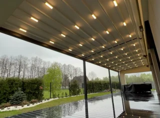 pergola-materialowa-szara-dlugi-taras-5.webp