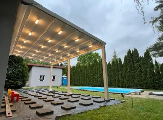 pergola-materialowa-jasna-basen-4.webp