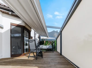 pergola-materialowa-duza-rolety-boczne-jasne-6.webp