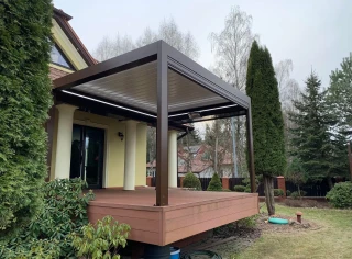 Pergola-lamelowa-ciemny-brazowy-2.webp
