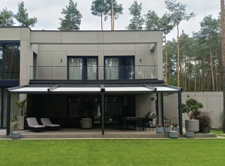 pergola-materialowa-szara-nowoczesny-dom-w-lesie-1.webp