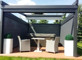 pergola-materialowa-szara-wolnostojaca-szare-rolety-boczne-1.webp