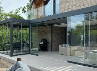 Pergola-lamelowa-ogrodzimowy-przesuwaneszyby-4.webp