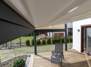 pergola-materialowa-duza-rolety-boczne-jasne-25.webp