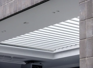 Pergola-lamelowa-wdachu-biala-1.webp